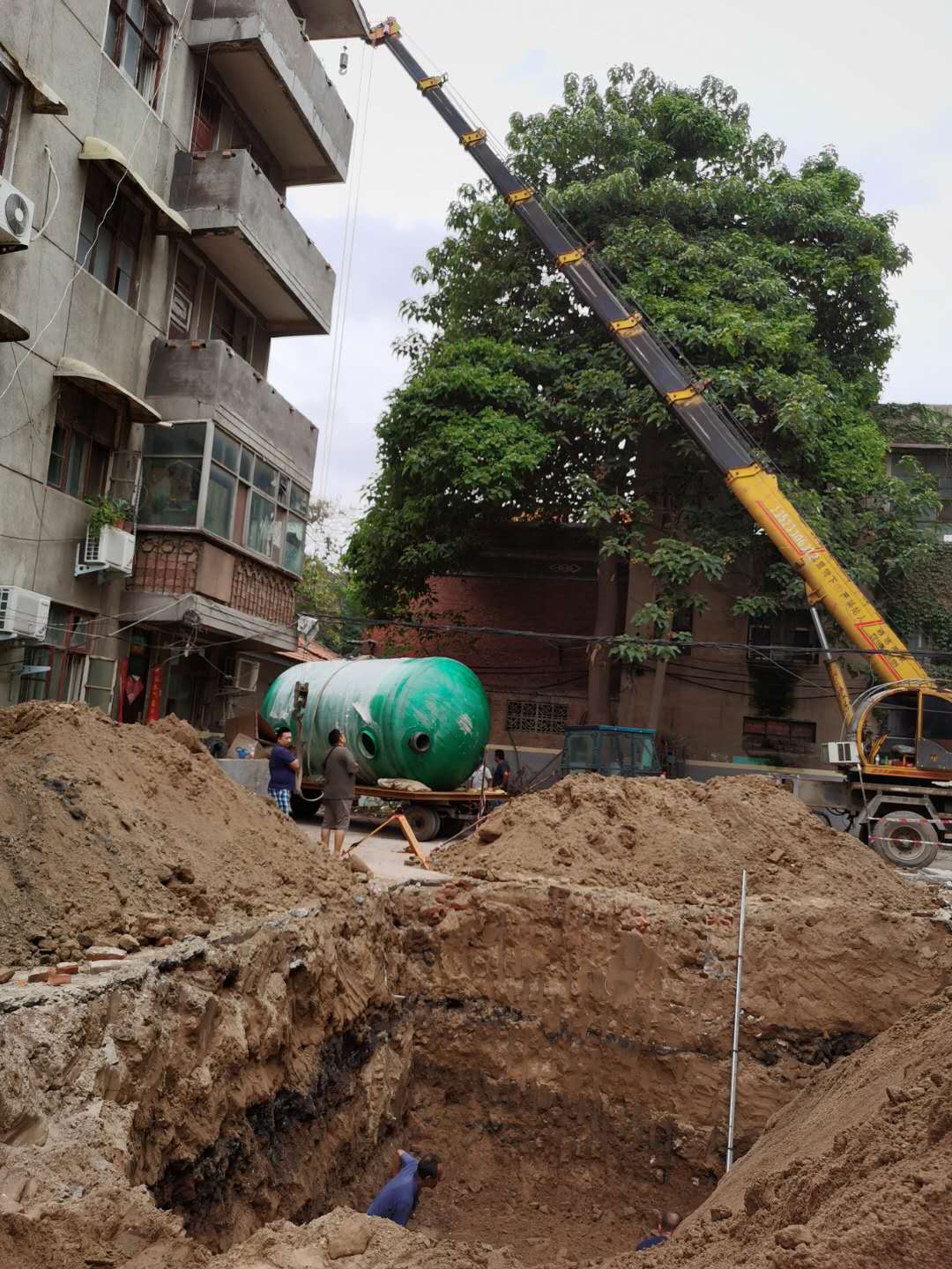 昌都地區玻璃鋼化糞池施工現場