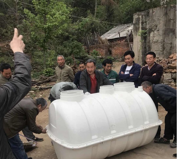 模壓雙鴨山玻璃鋼化糞池安裝現場