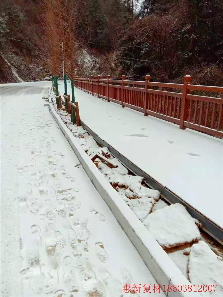 玻璃鋼仿木護(hù)欄雪中展示